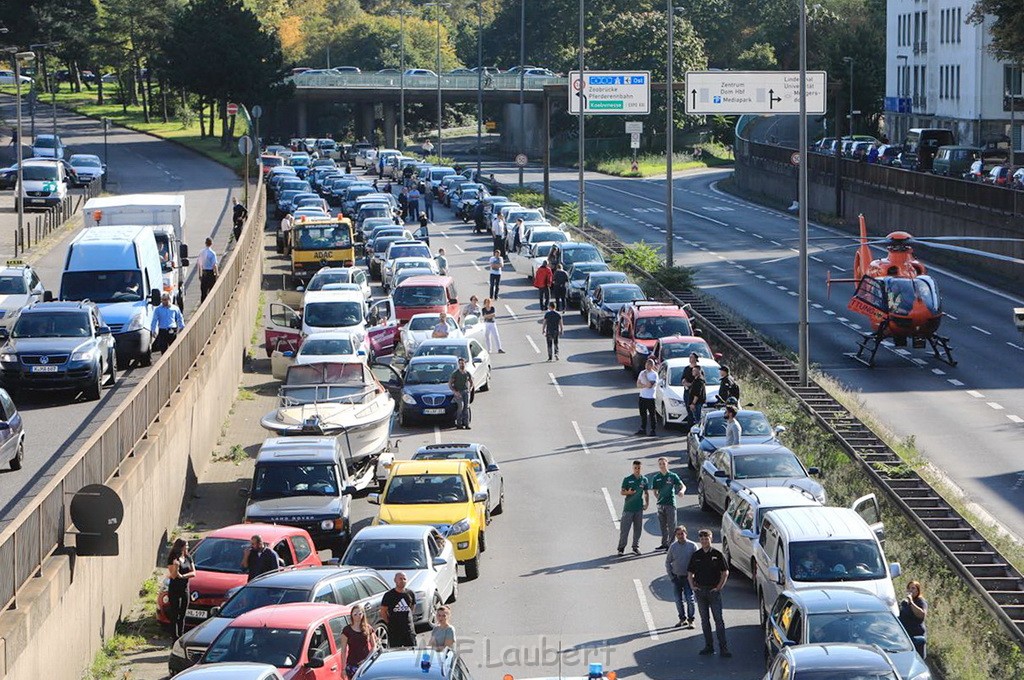 Einsatz BF Koeln Christoph 3 auf der A 57 Rich Neuss P14.jpg